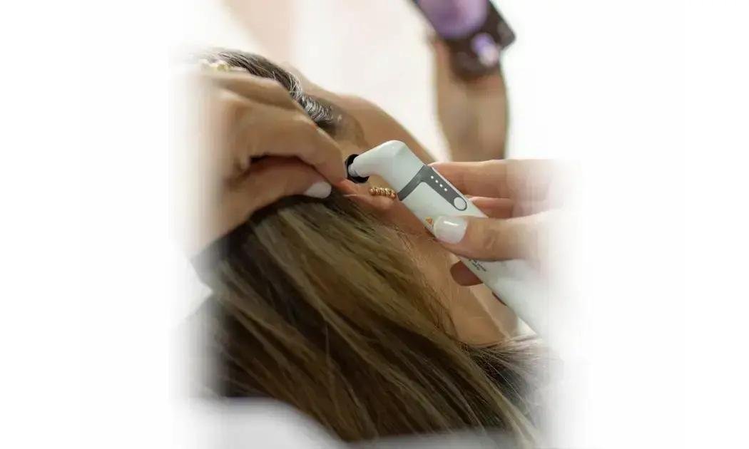 O que é um aparelho auditivo "invisível"? Ele serve para todo mundo?