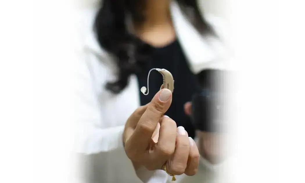 A relação entre perda auditiva não tratada e o risco de demência.