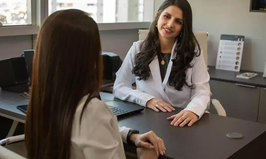 Aparelhos auditivos recarregáveis: quais as vantagens e desvantagens?