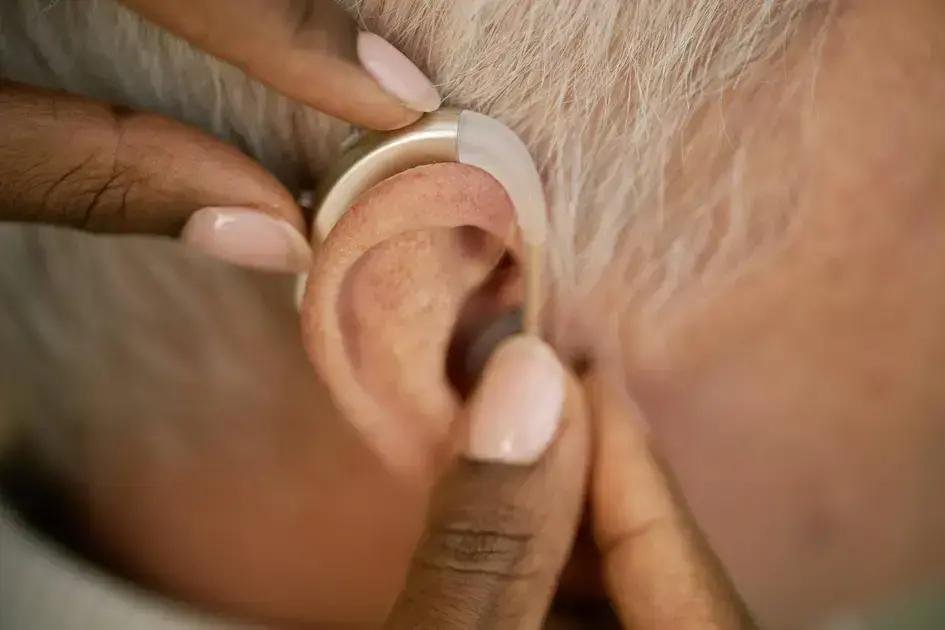 Como o uso de aparelhos auditivos pode reduzir o risco de demência