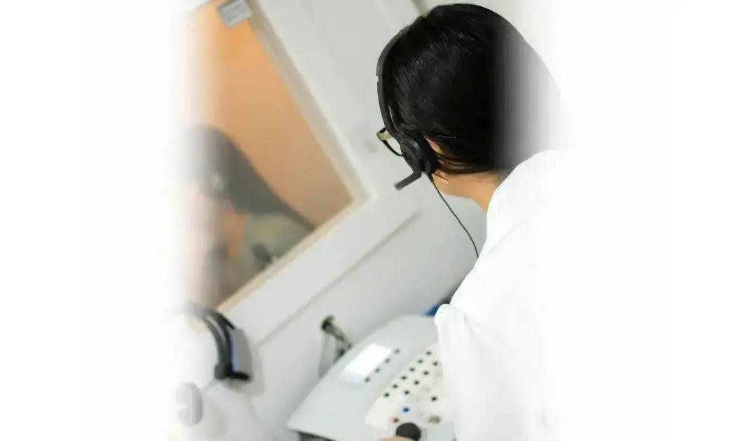 Guia completo: Como limpar o molde e cuidar do seu aparelho auditivo passo a passo